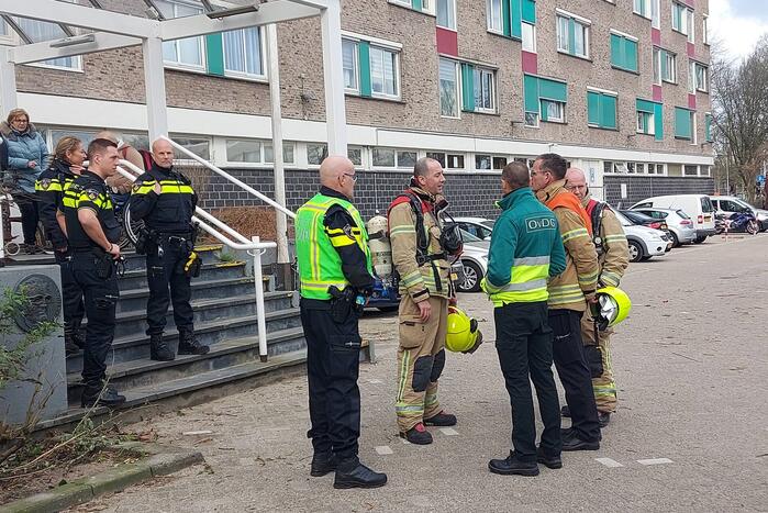 Brandweer blust forse brand in woning