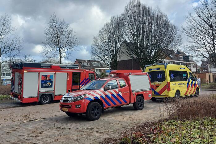 Brandweer blust forse brand in woning
