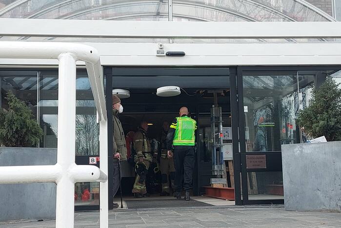 Brandweer blust forse brand in woning