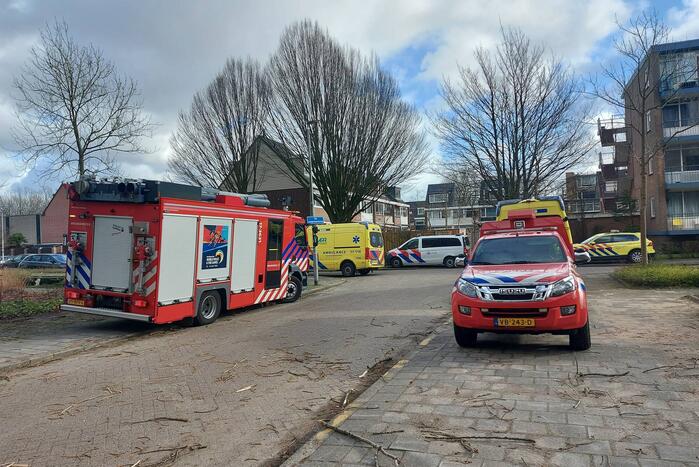 Brandweer blust forse brand in woning