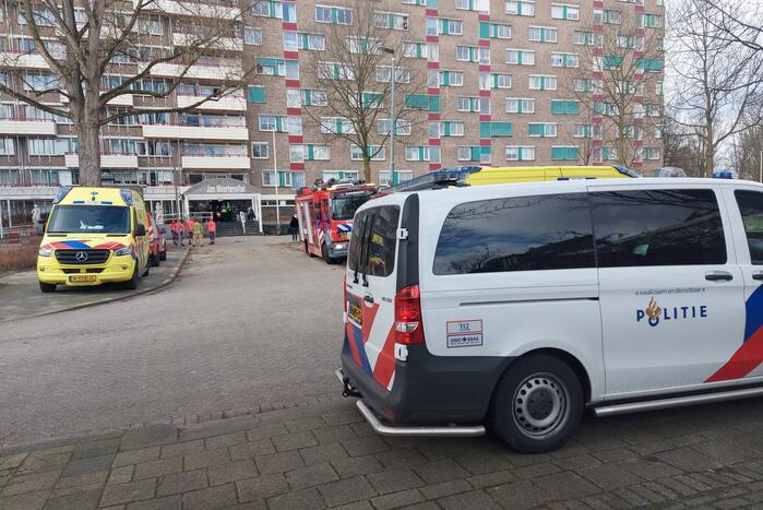 Brandweer blust forse brand in woning