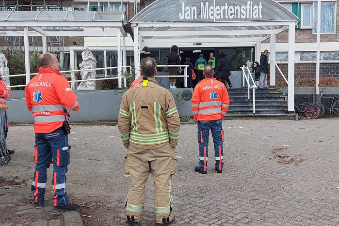Brandweer blust forse brand in woning