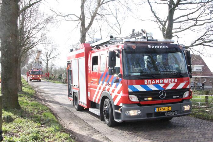 Brandweer zaagt gevaarlijk hangende tak uit boom