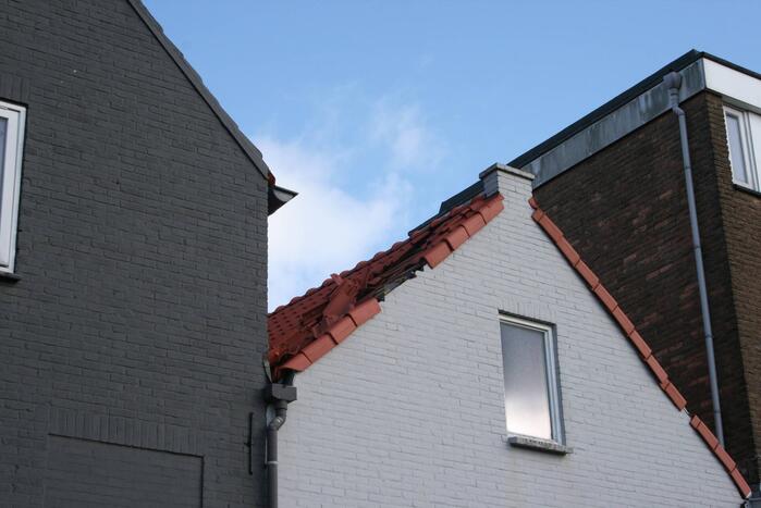 Brandweer ingezet voor stormschades in winkelgebied