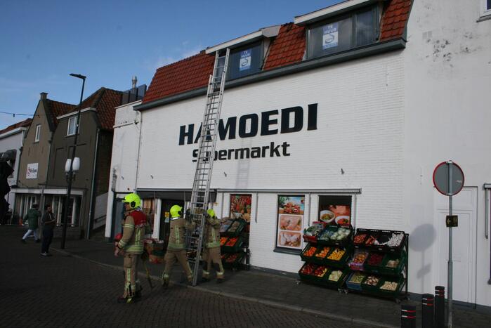 Brandweer ingezet voor stormschades in winkelgebied