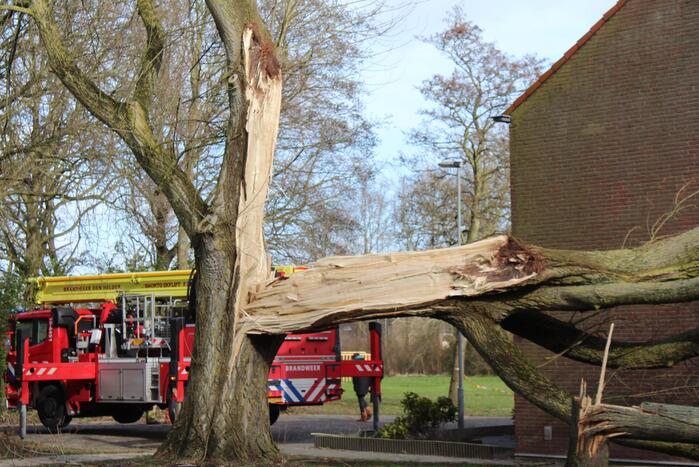 Woning zwaar beschadigd door omgewaaide boom