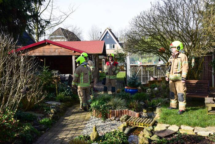 Grote boom dreigt om te waaien