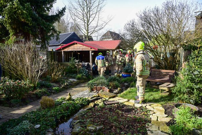 Grote boom dreigt om te waaien