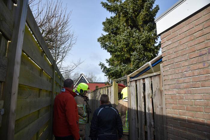 Grote boom dreigt om te waaien
