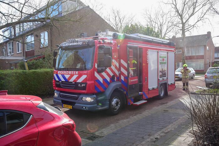 Grote boom dreigt om te waaien