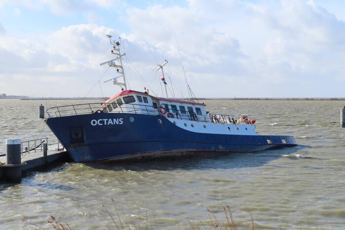 Schip losgeslagen door storm