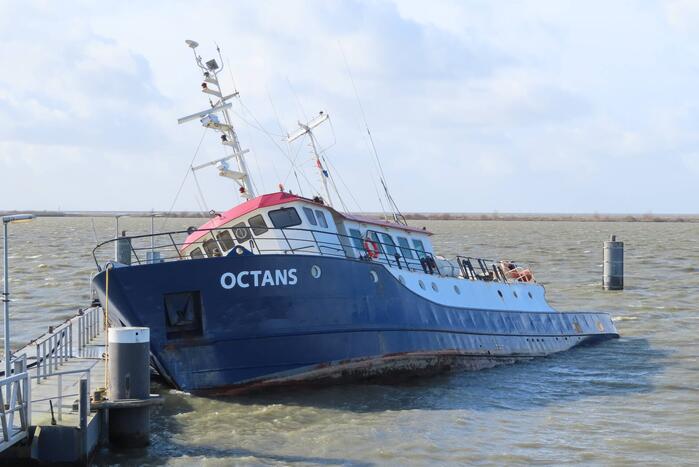Schip losgeslagen door storm
