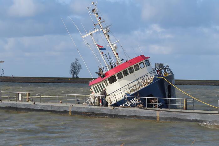 Schip losgeslagen door storm