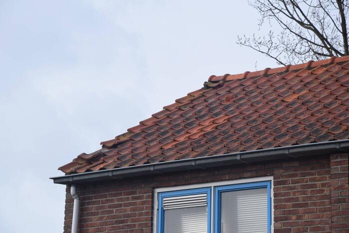 Brandweer ingezet voor losliggende dakpannen
