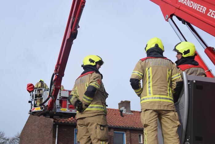 Brandweer ingezet voor losliggende dakpannen