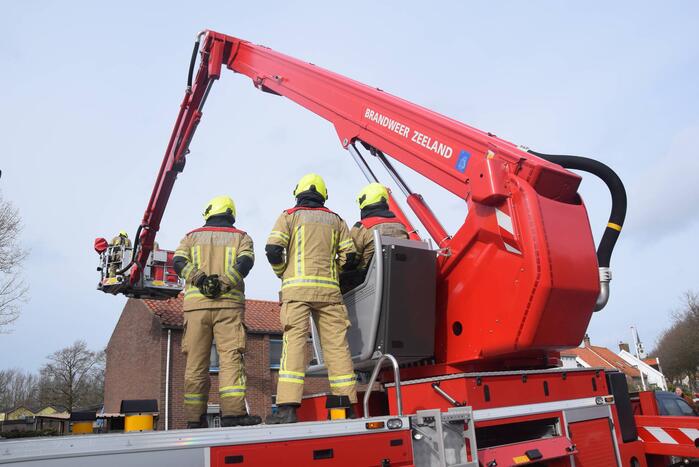 Brandweer ingezet voor losliggende dakpannen