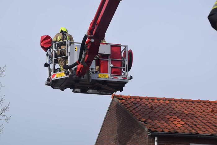 Brandweer ingezet voor losliggende dakpannen
