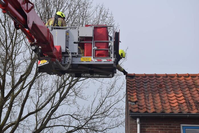 Brandweer ingezet voor losliggende dakpannen