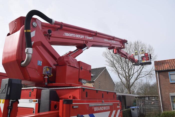 Brandweer ingezet voor losliggende dakpannen