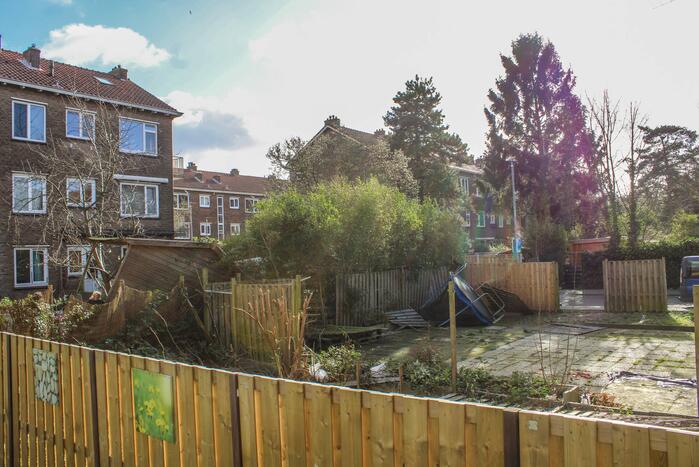 Schade door omgewaaide boom