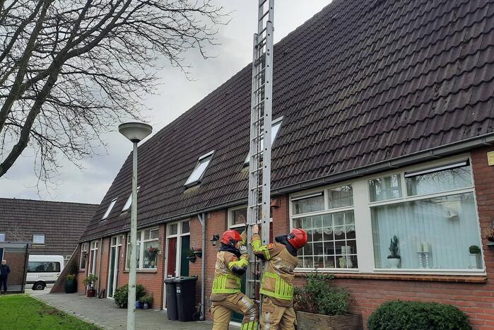 Brandweer plaatst dakpannen terug op woning
