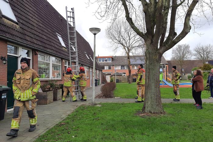 Brandweer plaatst dakpannen terug op woning