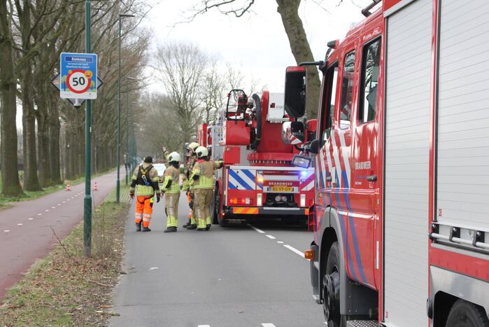 Brandweer verwijdert gevaarlijke hangende takken van bomen