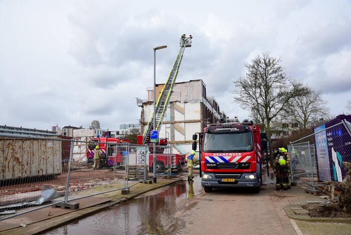 Flinke rookontwikkeling vanwege brand in slooppand