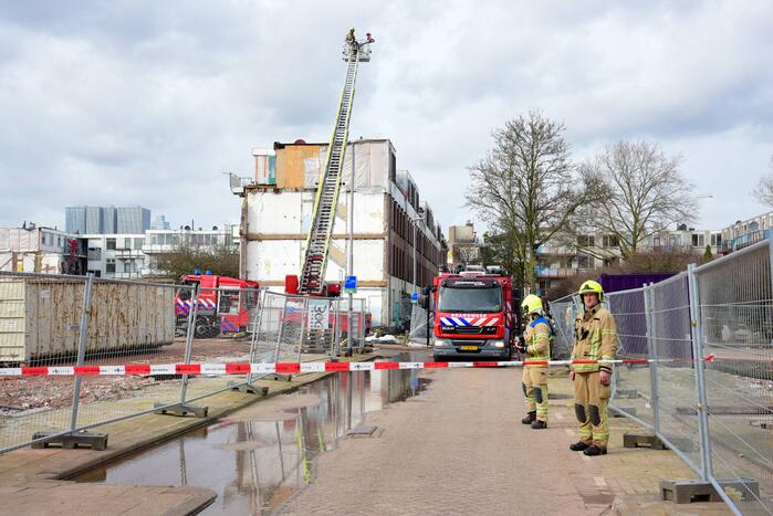 Flinke rookontwikkeling vanwege brand in slooppand