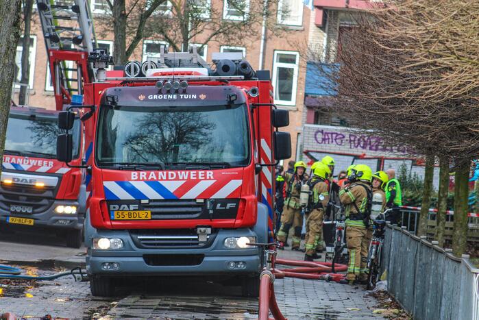 Flinke rookontwikkeling vanwege brand in slooppand