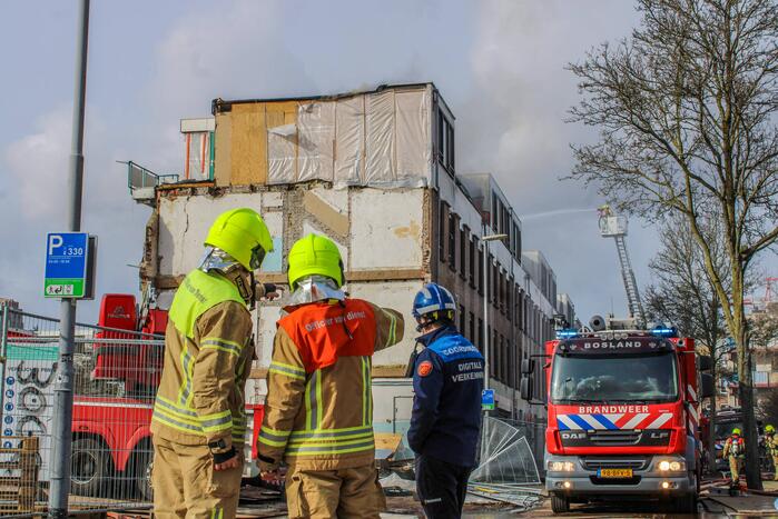 Flinke rookontwikkeling vanwege brand in slooppand