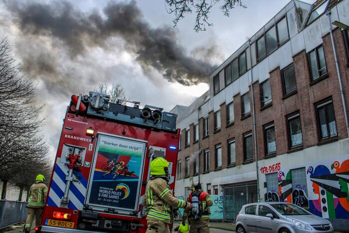 Flinke rookontwikkeling vanwege brand in slooppand