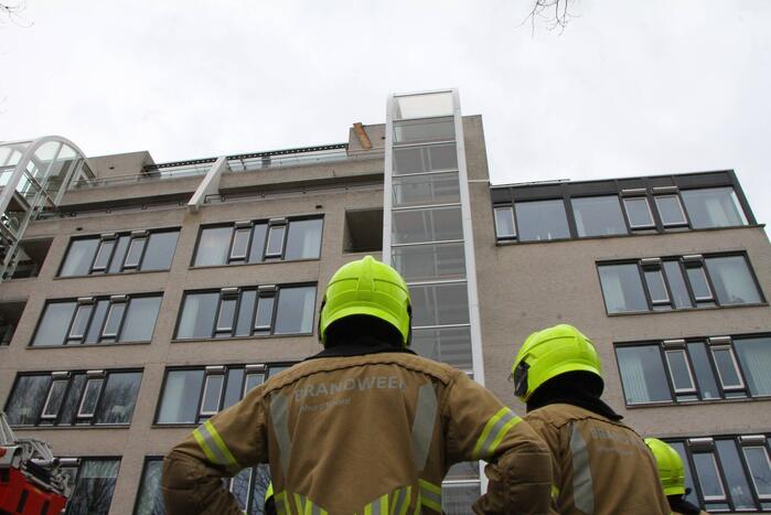 Dakbedekking flatgebouw los gewaaid