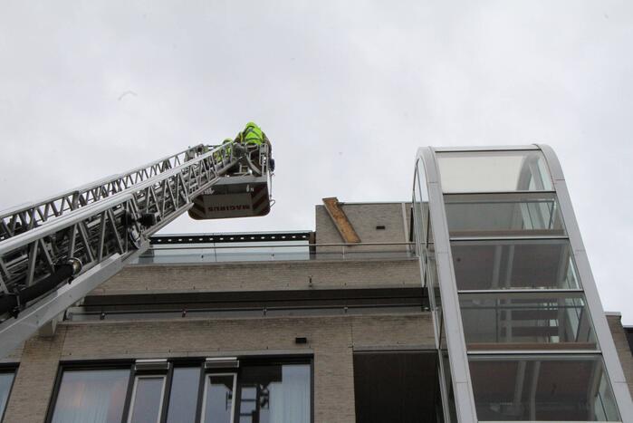 Dakbedekking flatgebouw los gewaaid