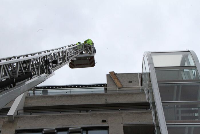 Dakbedekking flatgebouw los gewaaid