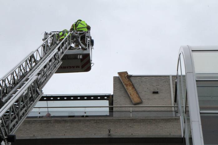 Dakbedekking flatgebouw los gewaaid