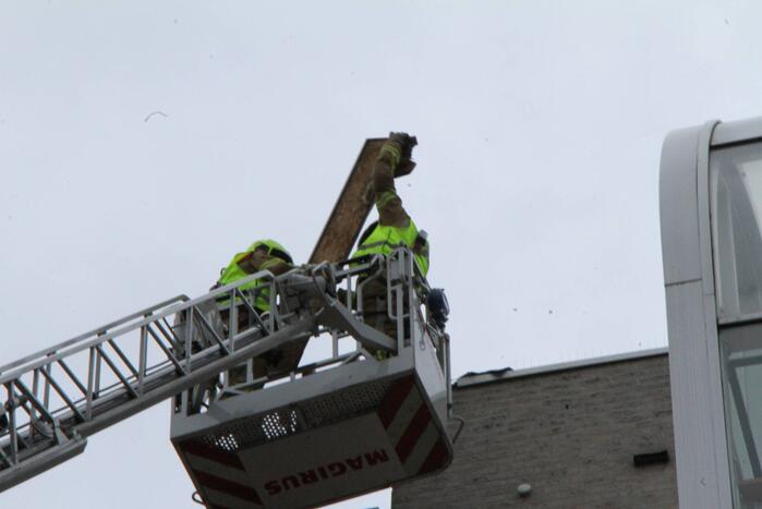 Dakbedekking flatgebouw los gewaaid