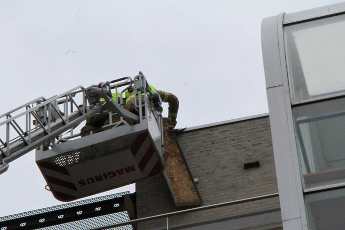 Dakbedekking flatgebouw los gewaaid