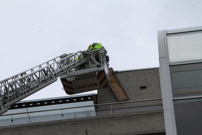 Dakbedekking flatgebouw los gewaaid