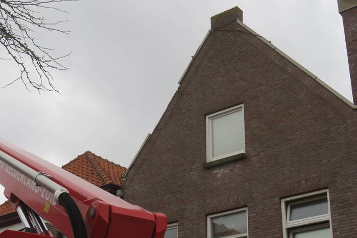 Dakbeschot waait van woning
