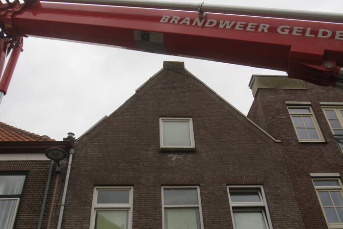 Dakbeschot waait van woning