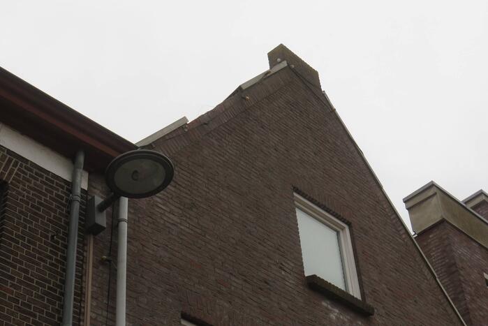 Dakbeschot waait van woning