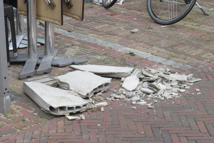 Dakbeschot waait van woning