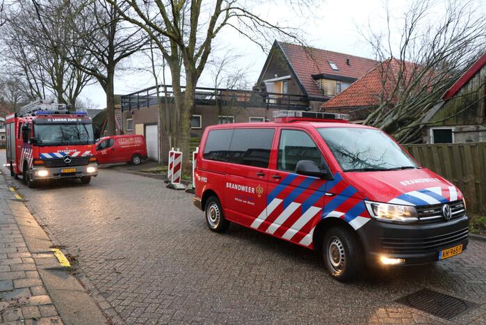 Grote boom valt op woningen en schuur