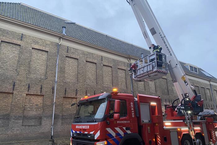 Gevaarlijk hangend dak lood verwijderd