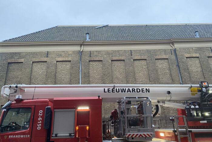 Gevaarlijk hangend dak lood verwijderd