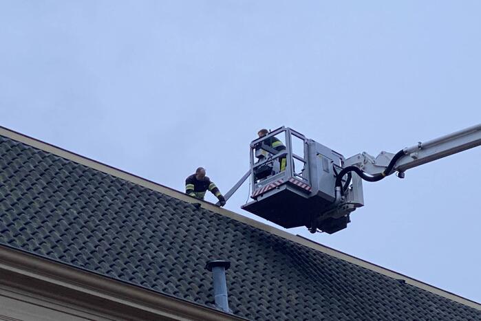 Gevaarlijk hangend dak lood verwijderd