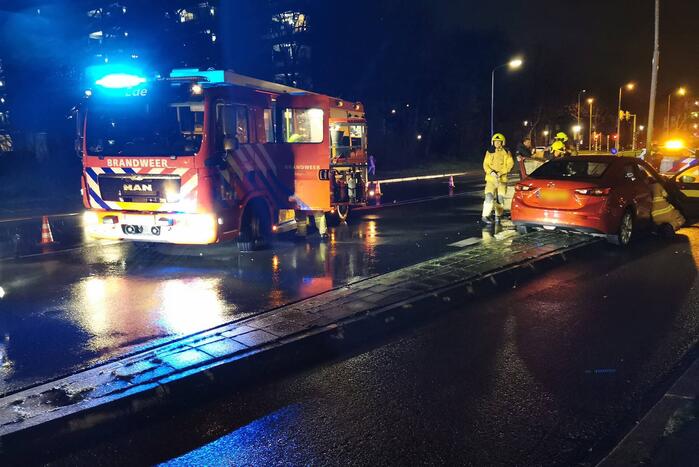 Auto botst tegen lantaarnpaal