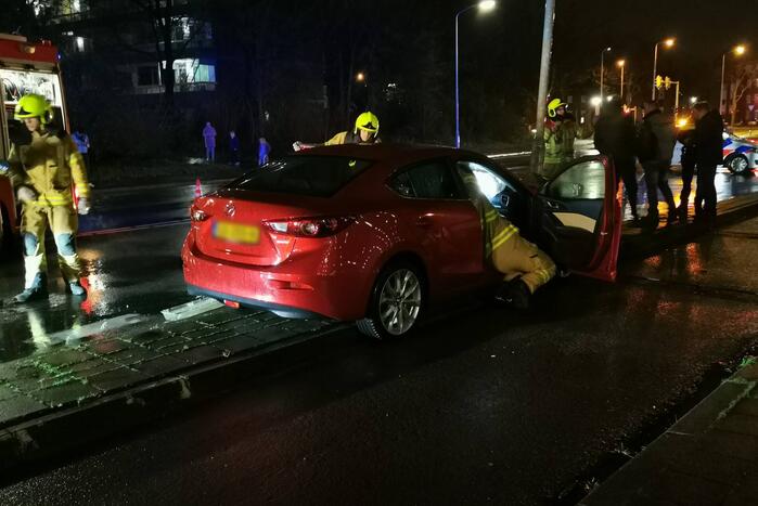 Auto botst tegen lantaarnpaal