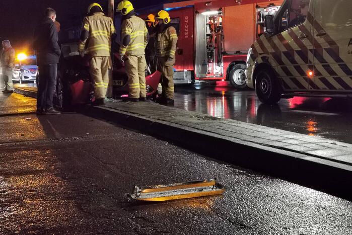 Auto botst tegen lantaarnpaal